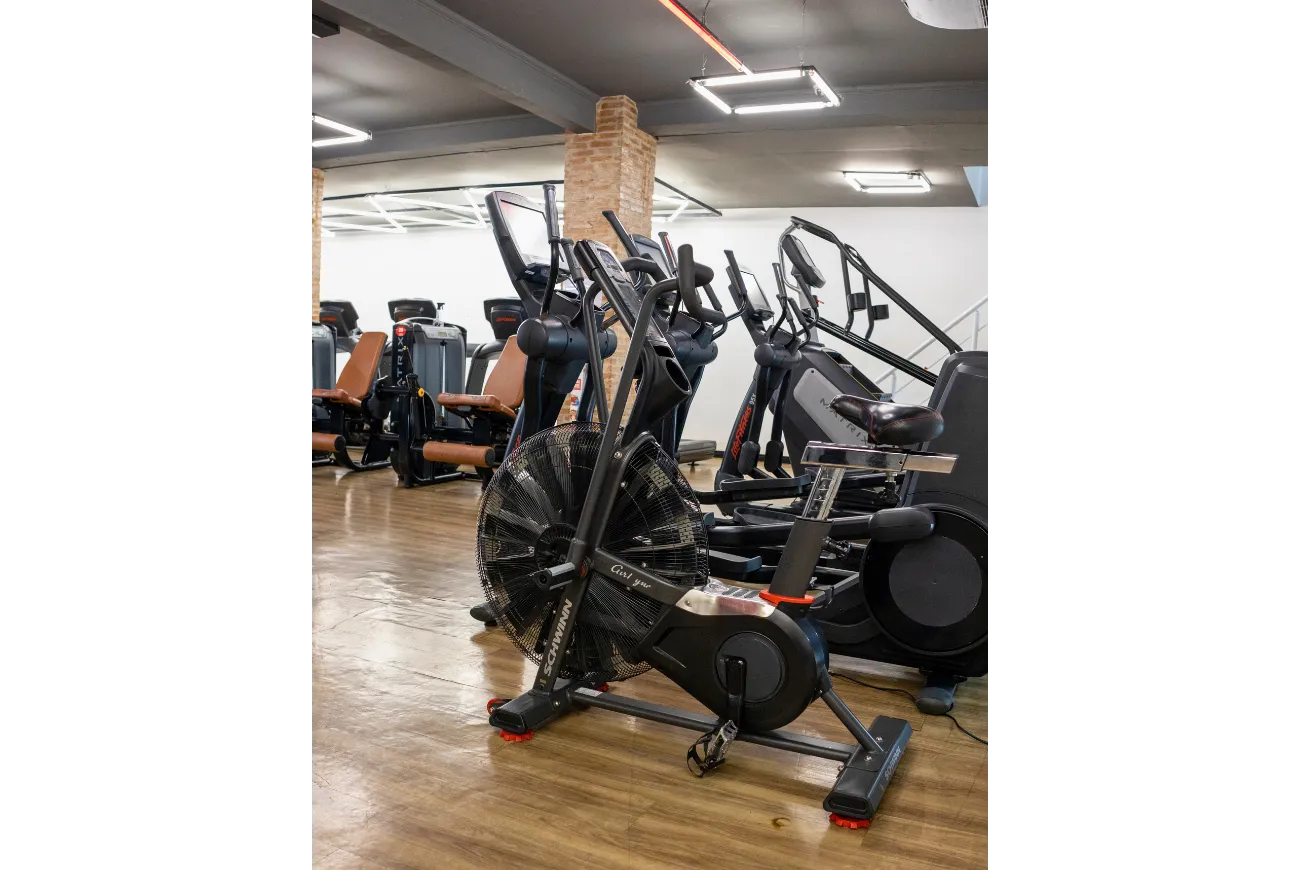 espaço de treino runner aparelhos