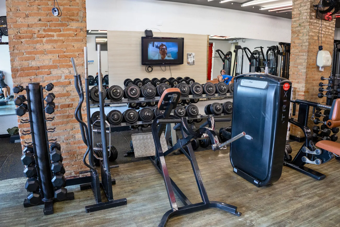 espaço de treino runner halteres