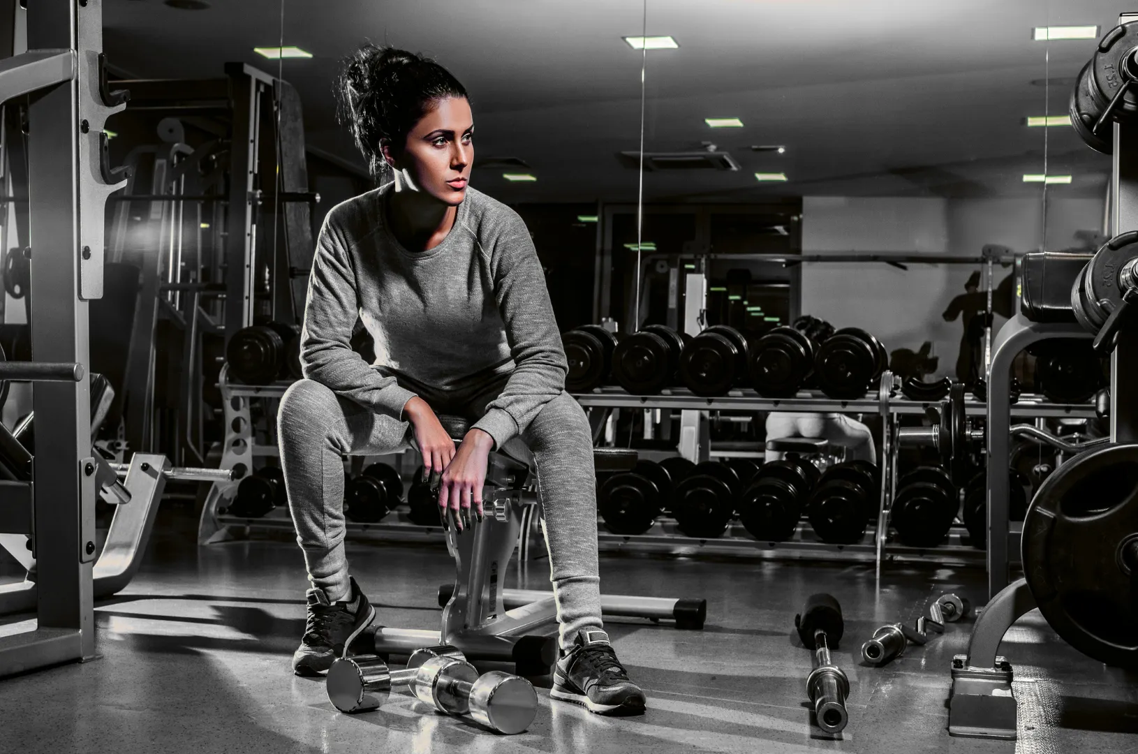 mulher em momento de descanso pos treino academia runner