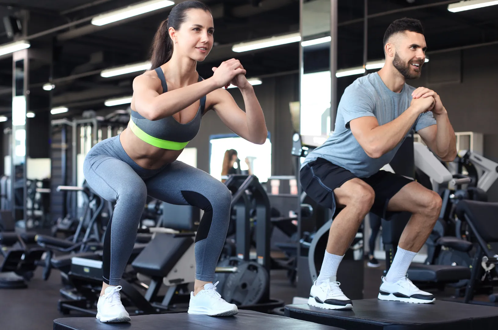 treino de agachamento homem e mulher na academia runner